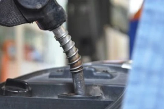 Giá xăng nhập về Việt Nam giảm hơn 40%