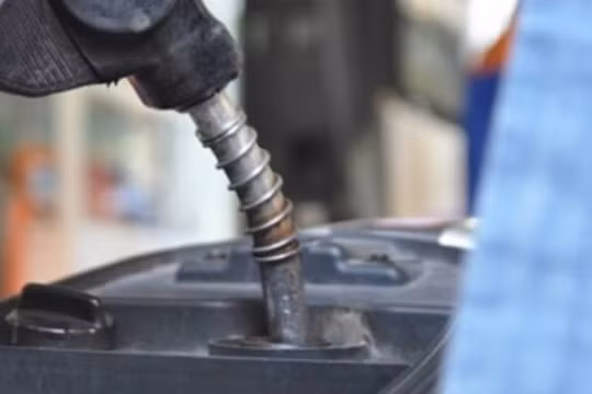 Giá xăng nhập về Việt Nam giảm hơn 40%