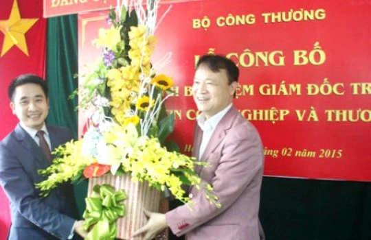 Thứ trưởng Đỗ Thắng Hải trao quyết định bổ nhiệm ông Vũ Hùng Sơn làm Giám đốc Trung tâm Thông tin Công nghiệp và Thương mại ngày 26/2. Ảnh: MOIT
