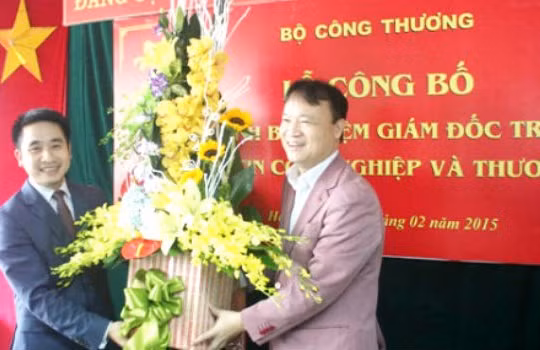 Thứ trưởng Đỗ Thắng Hải trao quyết định bổ nhiệm ông Vũ Hùng Sơn làm Giám đốc Trung tâm Thông tin Công nghiệp và Thương mại ngày 26/2. Ảnh: MOIT