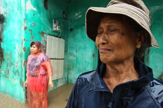 Bà Trần Thị Hợi bật khóc khi đồ đạc trong nhà bị nước lũ cuốn sạch