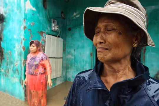 Bà Trần Thị Hợi bật khóc khi đồ đạc trong nhà bị nước lũ cuốn sạch