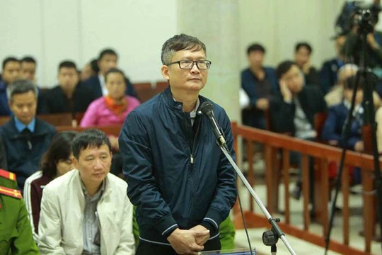 Bị cáo Đinh Mạnh Thắng khai trước tòa. Ảnh: TTXVN