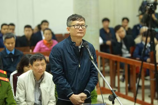 Bị cáo Đinh Mạnh Thắng khai trước tòa. Ảnh: TTXVN