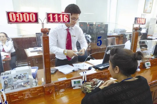 Giao dịch tại Agribank. Đây là một trong bốn ngân hàng lớn có sở hữu nhà nước chiếm đa số (gồm Agribank, BIDV, VietinBank và Vietcombank) đang có hoạt động đầu tư tại nhiều ngân hàng nhỏ. Ảnh: UYÊN VIỄN