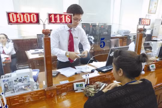 Giao dịch tại Agribank. Đây là một trong bốn ngân hàng lớn có sở hữu nhà nước chiếm đa số (gồm Agribank, BIDV, VietinBank và Vietcombank) đang có hoạt động đầu tư tại nhiều ngân hàng nhỏ. Ảnh: UYÊN VIỄN