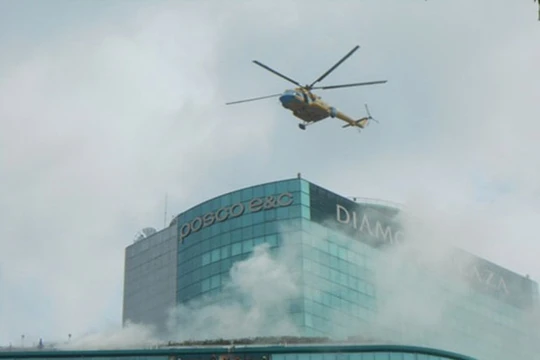 Trực thăng tham gia giải cứu người mắc kẹt trên sân thượng tòa nhà Diamond Plaza (quận 1, TP.HCM) trong buổi tổng diễn tập phương án chữa cháy, tìm kiếm cứu nạn, cứu hộ ngày 14.8.2013 (Ảnh: internet)