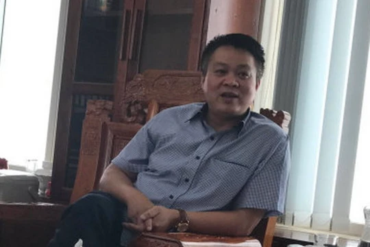 Ông Phạm Sỹ Quý, giám đốc Sở Tài nguyên và môi trường tỉnh Yên Bái, trả lời báo chí ngày 29-6 - Ảnh: Thân Hoàng