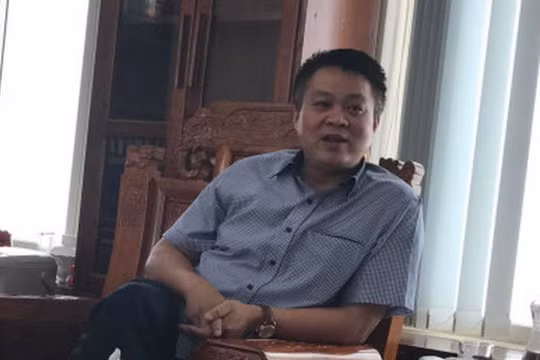 Ông Phạm Sỹ Quý, giám đốc Sở Tài nguyên và môi trường tỉnh Yên Bái, trả lời báo chí ngày 29-6 - Ảnh: Thân Hoàng