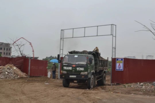 Nhiều hộ dân chưa chịu nhận đền bù, nhưng việc san lấp thi công dự án đã được chính quyền "bảo vệ" thi công