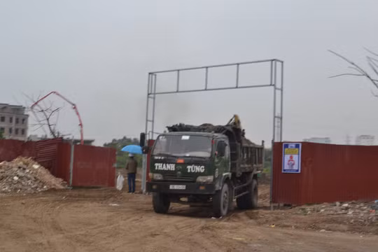 Nhiều hộ dân chưa chịu nhận đền bù, nhưng việc san lấp thi công dự án đã được chính quyền "bảo vệ" thi công