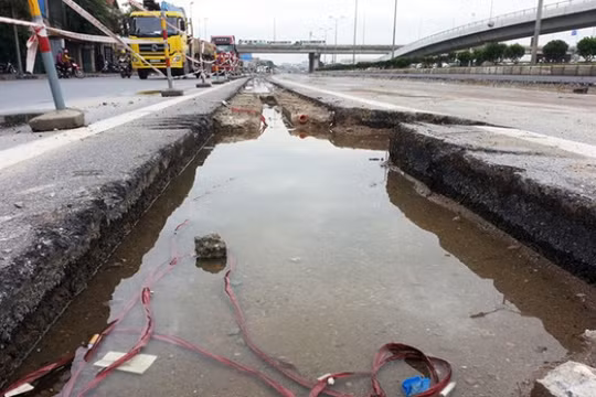 Dù tăng phí, mặt Quốc lộ 5 vẫn khá nham nhở, vật liệu ngổn ngang, nhiều đoạn lòng đường bị rào chắn phục vụ thi công. Ảnh: Hoàn Nguyễn.