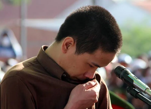 Bị cáo Tiến khóc tại phiên xử sơ thẩm hôm 17/12. Ảnh: Phước Tuấn. 