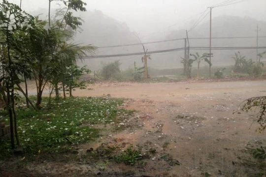 Đá rơi đầy đường. Ảnh: Thùy Linh.