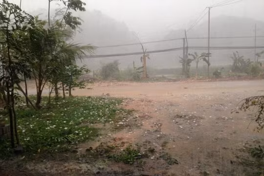 Đá rơi đầy đường. Ảnh: Thùy Linh.