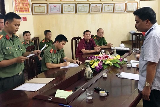 Cơ quan an ninh đọc lệnh bắt ông Nguyễn Thanh Hoài. Ảnh: Zing