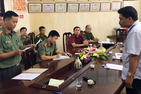 Cơ quan an ninh đọc lệnh bắt ông Nguyễn Thanh Hoài. Ảnh: Zing