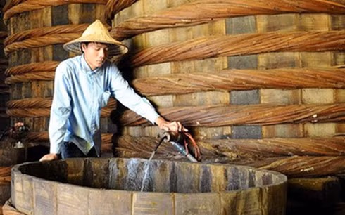 Kết quả khảo sát của Vinastas đã gây hoang mang cho người tiêu dùng và lo lắng cho các nhà sản xuất, kinh doanh nước mắm.(Ảnh minh họa:KT)