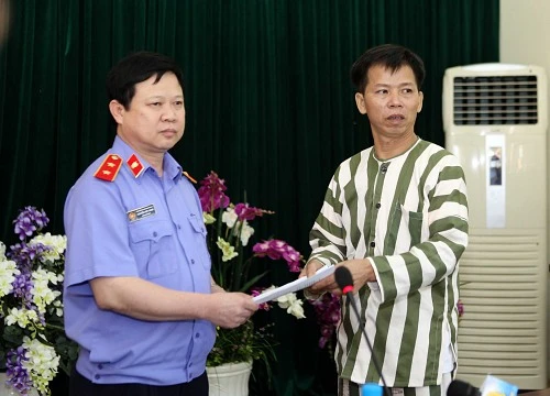 VKS trao quyết định đình chỉ thi hành án cho ông Nguyễn Thanh Chấn. Ảnh: Công lý