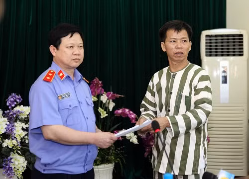 VKS trao quyết định đình chỉ thi hành án cho ông Nguyễn Thanh Chấn. Ảnh: Công lý