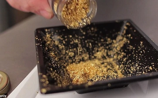 Nhiều tiệm vàng hiện nay vẫn mua vàng nguyên liệu dưới dạng vàng cám chưa qua tinh chế.