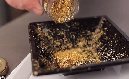 Nhiều tiệm vàng hiện nay vẫn mua vàng nguyên liệu dưới dạng vàng cám chưa qua tinh chế.
