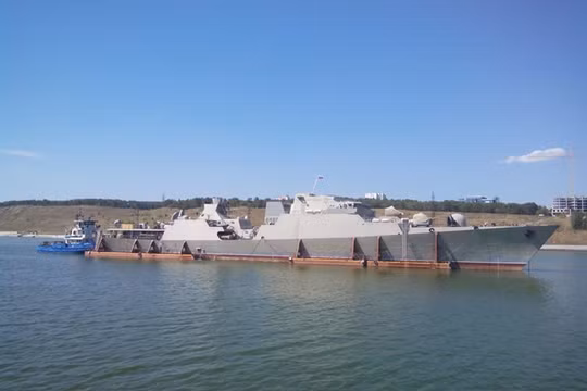 Tàu chiến Gepard 3.9 của Việt Nam trên sông Volga, đoạn qua Togliatti