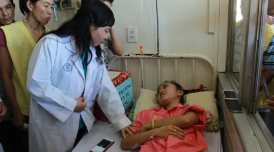 Bộ Trưởng Y tế Nguyễn Thị Kim Tiến thăm hỏi bệnh nhân Hà Vy, chiều 19.3 TIN LIÊN QUAN Người sống sót trong vụ sập nhà ở Cao Bằng nêu giả thiết về tai nạn Một công nhân bị điện giật dính trên cột suốt 2 giờ mới có xe đến đưa xác Vì đâu mà 9 học 