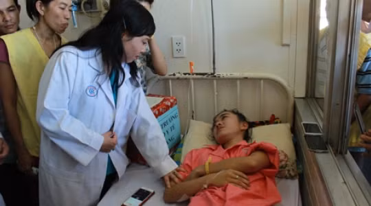 Bộ Trưởng Y tế Nguyễn Thị Kim Tiến thăm hỏi bệnh nhân Hà Vy, chiều 19.3 TIN LIÊN QUAN Người sống sót trong vụ sập nhà ở Cao Bằng nêu giả thiết về tai nạn Một công nhân bị điện giật dính trên cột suốt 2 giờ mới có xe đến đưa xác Vì đâu mà 9 học 