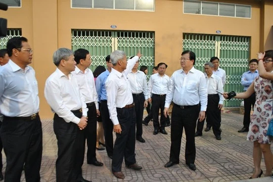 Đoàn công tác của Bộ Xây dựng tại một dự án nhà ở xã hội ở KCN Nhơn Trạch, Đồng Nai hồi đầu năm 2015. Ảnh: Mạnh Tùng 