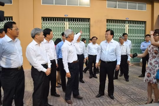 Đoàn công tác của Bộ Xây dựng tại một dự án nhà ở xã hội ở KCN Nhơn Trạch, Đồng Nai hồi đầu năm 2015. Ảnh: Mạnh Tùng 