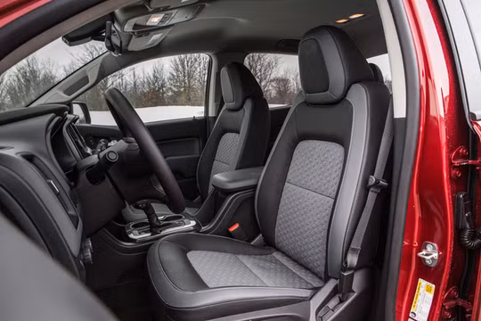 Vị trí dây đai an toàn hàng ghế trước trên Chevrolet Colorado 2015