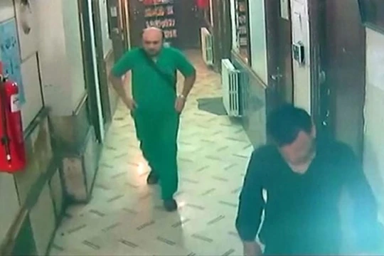 Hình ảnh cho thấy bác sĩ Muhammad Maaz (áo xanh) đang còn sống, ngay trước lúc bom rơi (Nguồn: Telegraph)