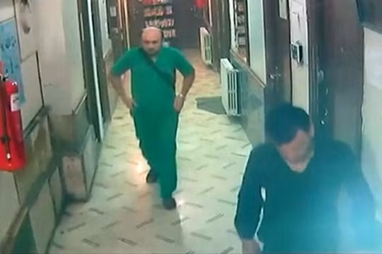 Hình ảnh cho thấy bác sĩ Muhammad Maaz (áo xanh) đang còn sống, ngay trước lúc bom rơi (Nguồn: Telegraph)