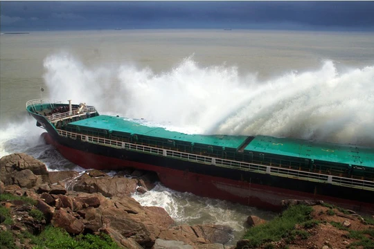 Một tàu hàng treo cờ quốc tịch nước ngoài tránh bão số 12 tại Quy Nhơn bị đánh dạt vào đá. Ảnh: Dân trí.