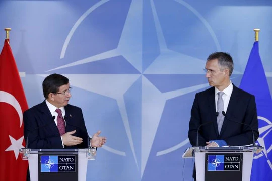 Thủ tướng Thổ Nhĩ Kỳ Ahmet Davutoglu (trái) và Tổng thư ký NATO Jens Stoltenberg trong một cuộc họp tại trụ sở của Liên minh ở Brussels - Bỉ hôm 30-11. Ảnh: Reuters