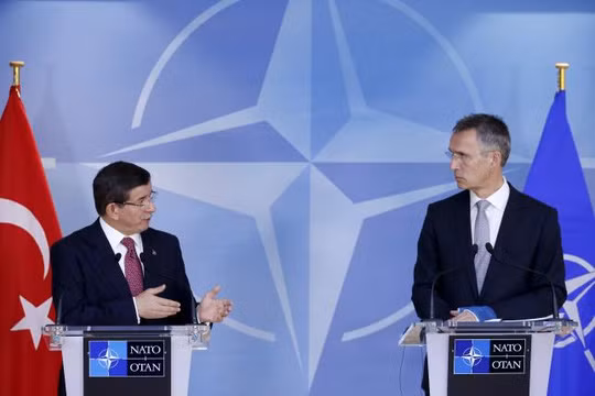 Thủ tướng Thổ Nhĩ Kỳ Ahmet Davutoglu (trái) và Tổng thư ký NATO Jens Stoltenberg trong một cuộc họp tại trụ sở của Liên minh ở Brussels - Bỉ hôm 30-11. Ảnh: Reuters