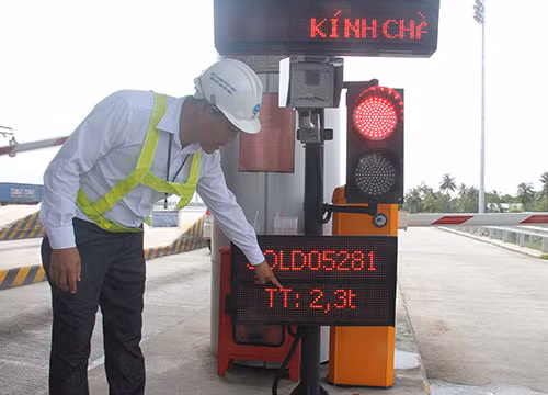 Cân tự động được lắp đặt dưới nền đường trước trạm thu phí Long Phước (quận 9, TP HCM) Ảnh: HOÀNG TRIỀU