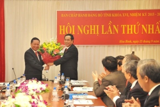 Đồng chí Bùi Văn Tỉnh, Bí thư Tỉnh ủy chúc mừng đồng chí Nguyễn Văn Quang tái cử chức danh Phó Bí thư Tỉnh ủy, khóa XVI.