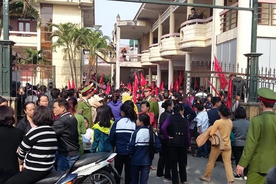 Học sinh và tiểu thương chợ Nành tại trụ sở UBND xã Ninh Hiệp (Gia Lâm, Hà Nội) sáng 21/12. Ảnh: Tuổi Trẻ.