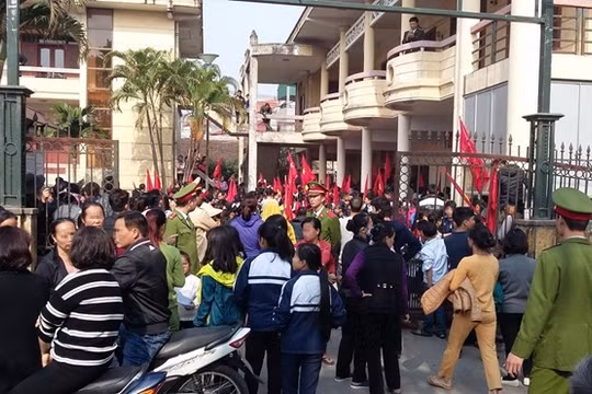 Học sinh và tiểu thương chợ Nành tại trụ sở UBND xã Ninh Hiệp (Gia Lâm, Hà Nội) sáng 21/12. Ảnh: Tuổi Trẻ.