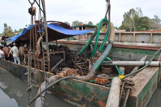 Xà lan chở nước ngọt.