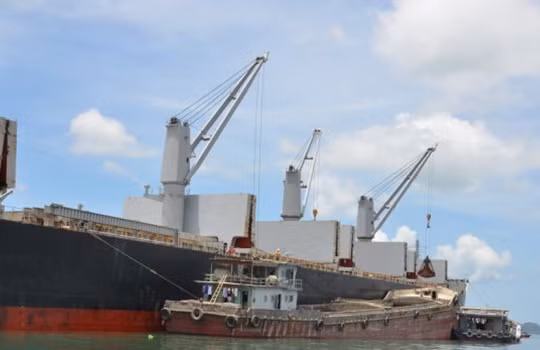 Lô hàng quặng sắt đầu tiên nhập từ Nam Phi đã bắt đầu được bốc dỡ vào Việt Nam phục vụ sản xuất nội địa từ ngày 21/6.