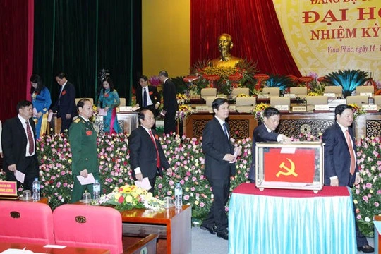 Các đại biểu dự Đại hội bộ tỉnh Vĩnh Phúc bỏ phiếu bầu Ban chấp hành Tỉnh ủy nhiệm kỳ 2015-2010 - Ảnh: Báo Vĩnh Phúc