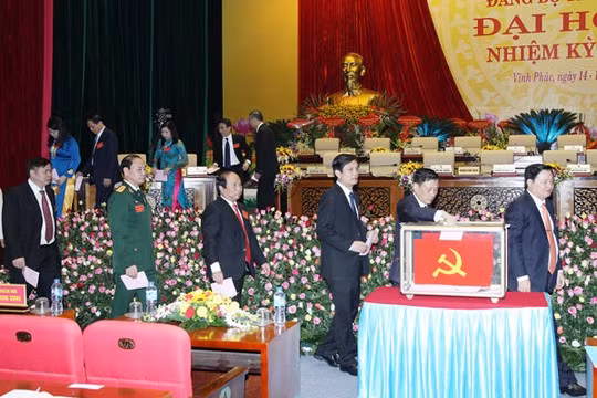 Các đại biểu dự Đại hội bộ tỉnh Vĩnh Phúc bỏ phiếu bầu Ban chấp hành Tỉnh ủy nhiệm kỳ 2015-2010 - Ảnh: Báo Vĩnh Phúc