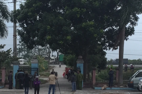 Đông đảo lực lượng công an dân phòng đứng kiểm soát tại cổng UBND xã Cẩm Điền