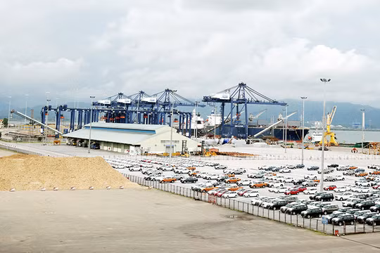 Hệ cẩu giàn này tại cảng Cái Lân dường như sẽ phải thay thế, để đầu tư hàng trăm tỷ đồng khác mua cần cẩu giàn phục vụ tàu container trọng tải tới 69.000 DWT?. Ảnh minh họa, nguồn: Báo Quảng Ninh