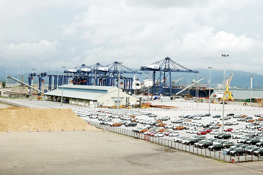 Hệ cẩu giàn này tại cảng Cái Lân dường như sẽ phải thay thế, để đầu tư hàng trăm tỷ đồng khác mua cần cẩu giàn phục vụ tàu container trọng tải tới 69.000 DWT?. Ảnh minh họa, nguồn: Báo Quảng Ninh