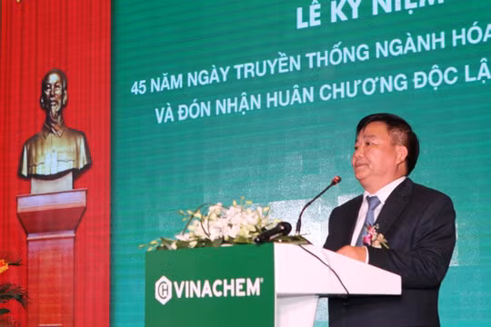 Ông Nguyễn Anh Dũng đọc diễn văn 45 truyền thống VINACHEM. Nguồn: Tạp chí Công thương