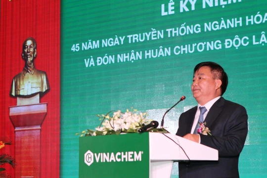 Ông Nguyễn Anh Dũng đọc diễn văn 45 truyền thống VINACHEM. Nguồn: Tạp chí Công thương 